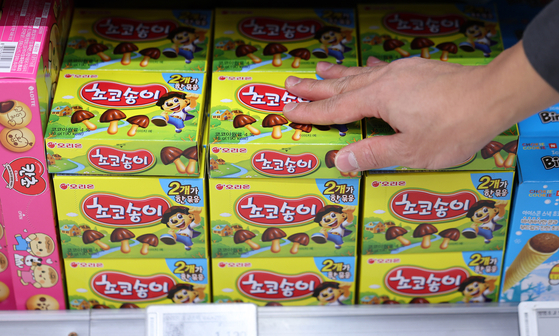 Boxes of chocolate biscuit snack Choco Songyi are displayed at a supermarket in Seoul. Confectionary manufacturer Orion raised prices for the snack by 20 percent early in December as well as for 12 other products while citing increased costs for ingredients such as cacao beans. [NEWS1] 
