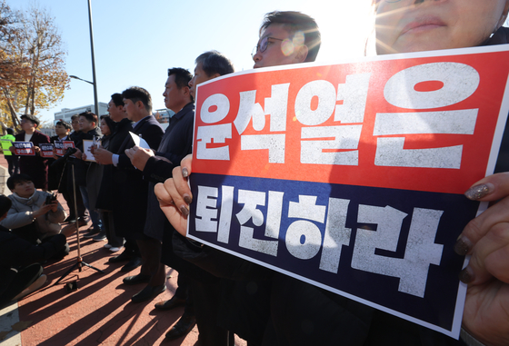 New Reform Party leader Heo Eun-A and floor leader Chun Ha-ram hold a press conference on Wednesday near the presidential office in Yongsan, central Seoul, condemning President Yoon Suk Yeol's declaration of martial law Tuesday and calling for his resignation. [NEWS1]