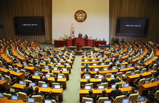 Former National Assembly Speaker Chung Sye-kyun presents a motion to impeach then-President Park Geun-hye at the National Assembly on Dec. 9, 2016. [JOONGANG PHOTO]