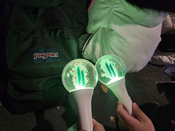 Fans brought their K-pop light sticks to a a rally held in front of the National Assembly in Yeouido District, western Seoul, on Sunday. [YONHAP] 
