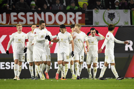 Mainz celebrate scoring during a Bundesliga match against Wolfsburg at Volkswagen Arena in Germany on Sunday. [AP/YONHAP] 