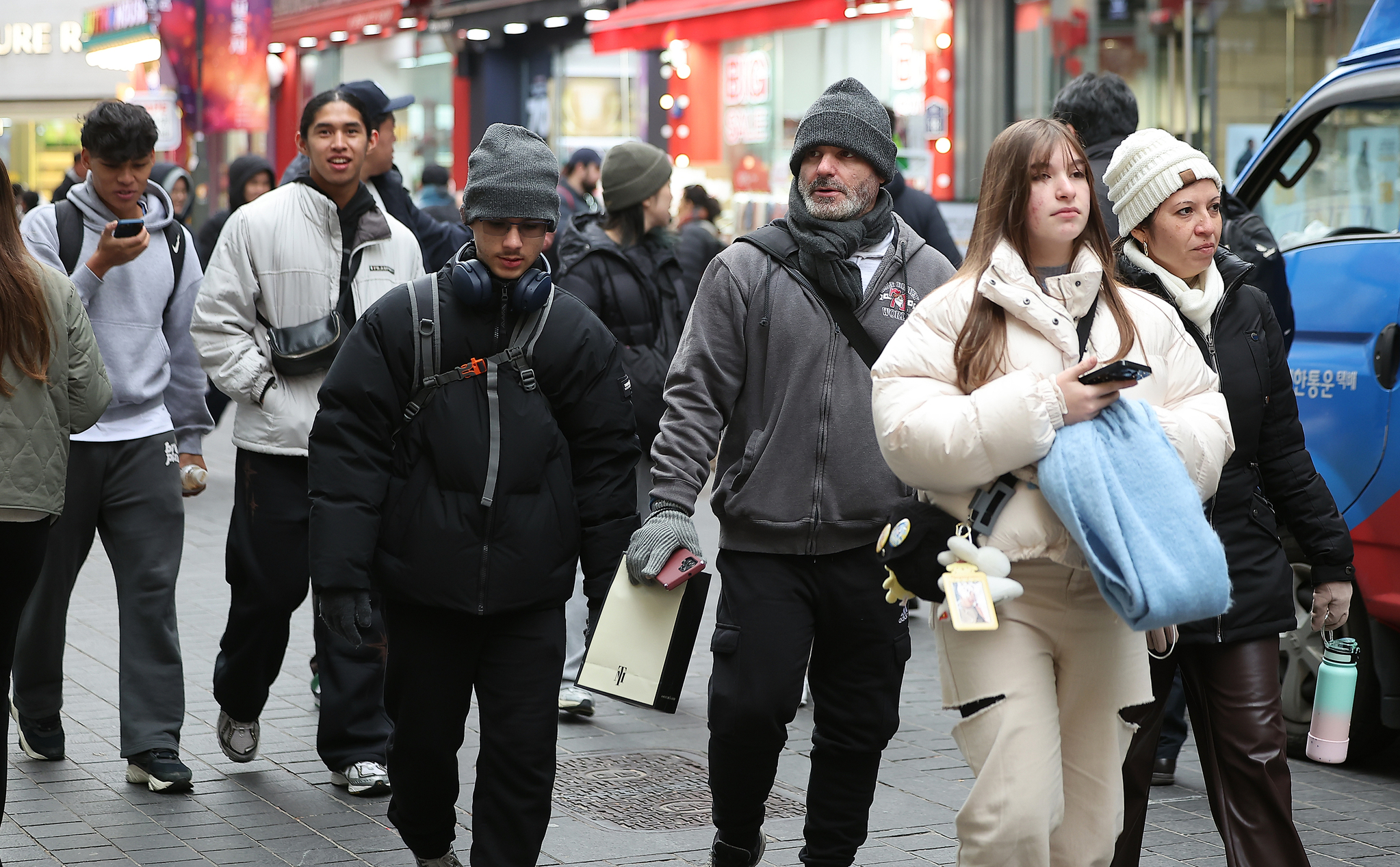 International travelers walk around Myeongdong in central Seoul on Nov. 29. [NEWS1]