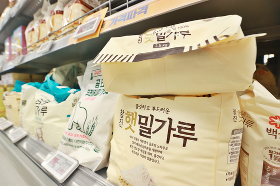Flour is displayed at a supermarket in Seoul. Korea is highly reliant on imports for flour, only producing around 0.7 percent of the grain that is consumed in the country in a year. [YONHAP]