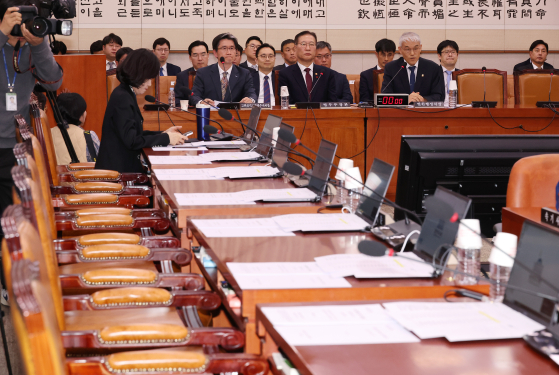 The parliamentary Legislation and Judiciary Committee meets at the National Assembly in Yeouido, western Seoul, on Monday without most members from the conservative People Power Party. [YONHAP]