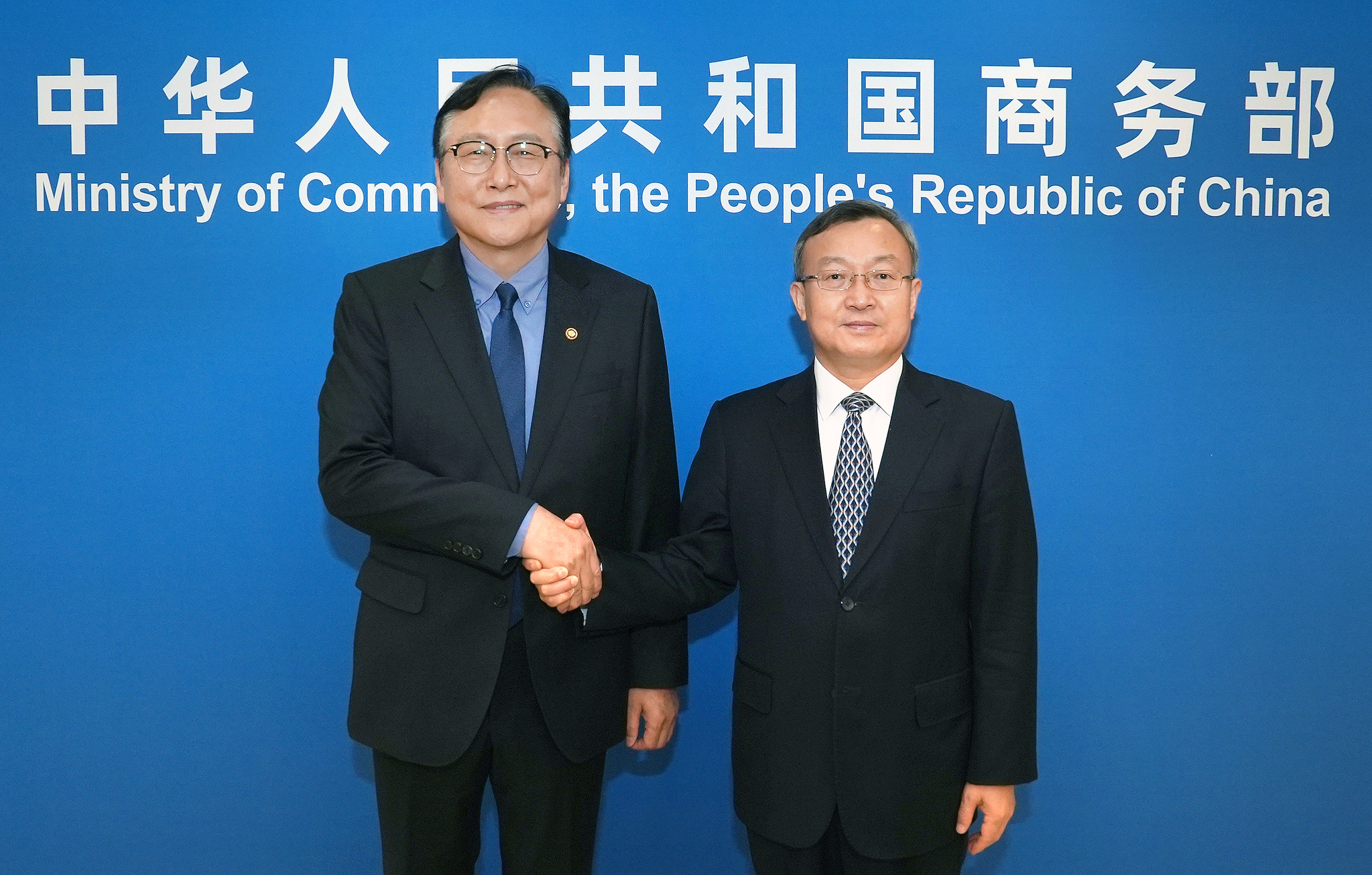 Trade Minister Cheong In-kyo, left, shakes hands with Wang Shouwen, China's international trade representative, in Beijing. [MINISTRY OF TRADE, INDUSTRY AND ENERGY]  