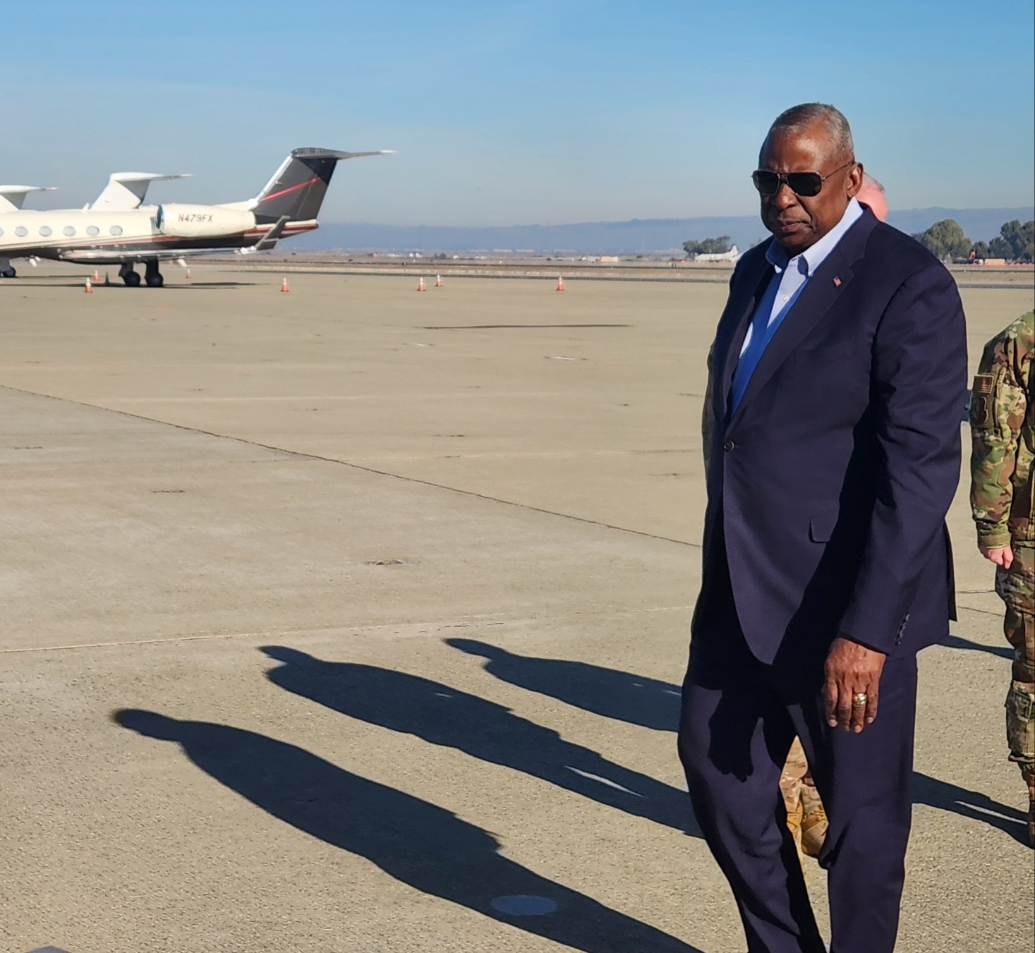 U.S. Defense Secretary Lloyd Austin arrives at an air base in California on Friday. [YONHAP]