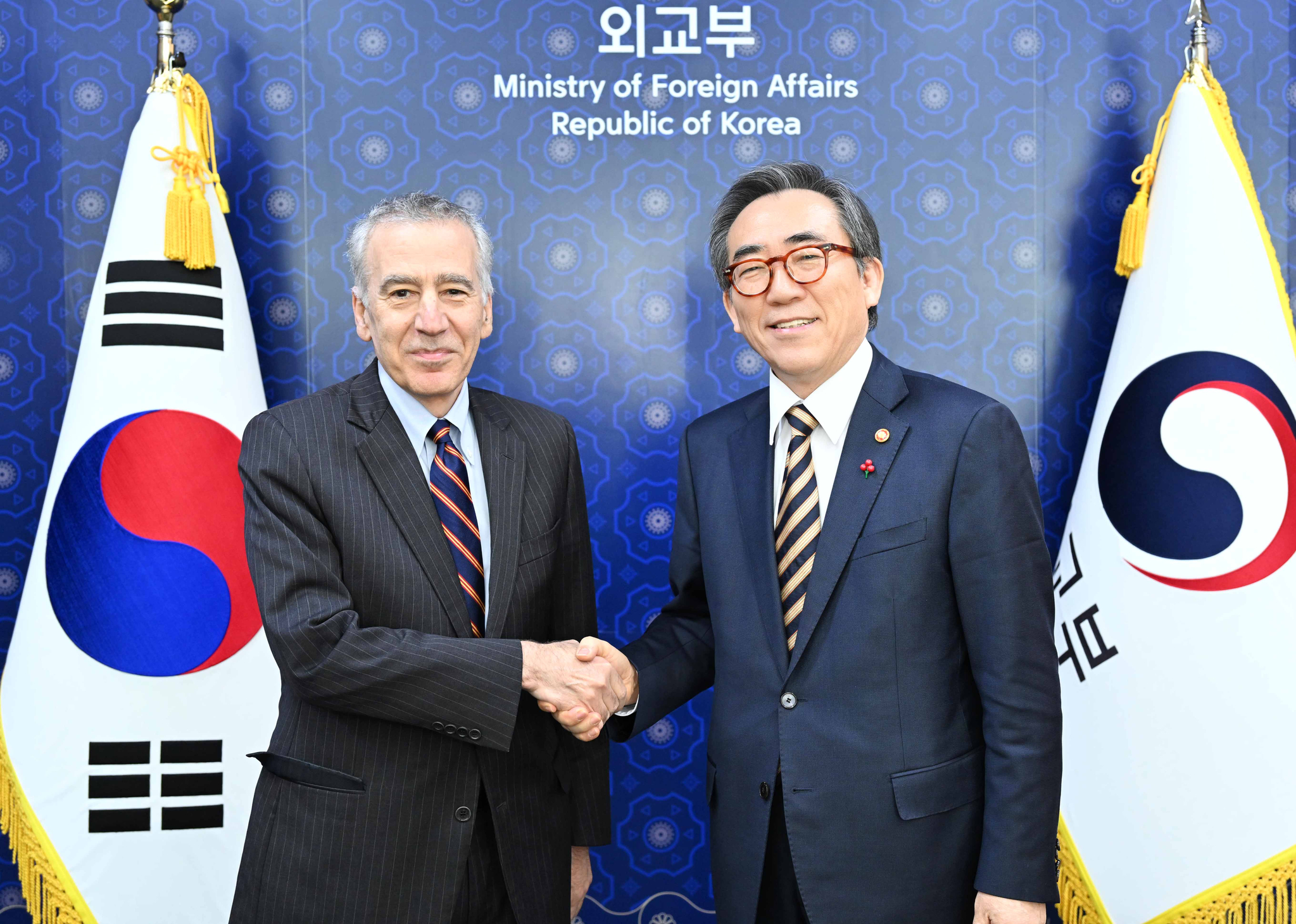 Foreign Minister Cho Tae-yul, right, shakes hands with U.S. Ambassador Philip Goldberg ahead of their first one-on-one meeting at the Foreign Ministry in Seoul. [YONHAP]