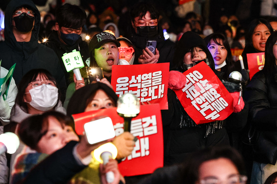 Protesters wave K-pop light sticks during a rally calling for President Yoon Suk Yeol's impeachment in Yeouido, Seoul, on Saturday. [JOONGANG ILBO]