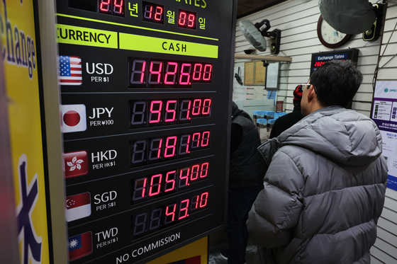 Curreny rates are displayed at a currency exchange office in Myeong-dong, central Seoul, on Monday. [YONHAP]