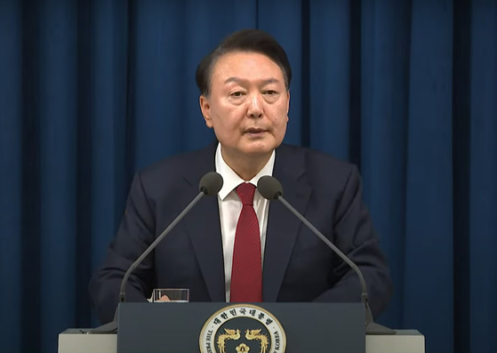  President Yoon Suk Yeol speaks in an unannounced press conference at the Yongsan presidential office in central Seoul Tuesday night. [NEWS1]