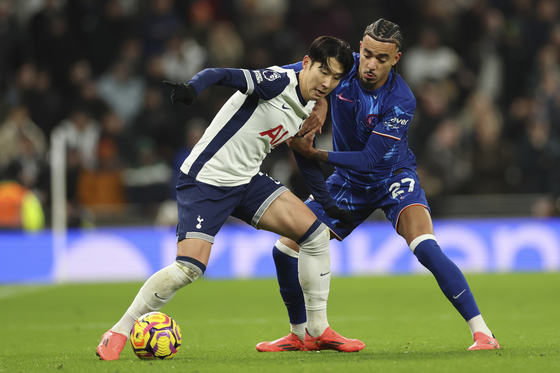 Tottenham Hotspur captain Son Heung-min, left, challenges for the ball with Chelsea fullback Malo Gusto during a Premier League match at Tottenham Hotspur Stadium in London on Sunday. [AP/YONHAP] 