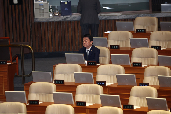 Ahn Cheol-soo, the sole member of the People Power Party to remain in the National Assembly chamber forthe motion to impeach President Yoon Suk Yeol, waits for the voting to open on Saturday. [YONHAP]