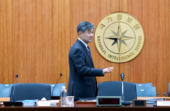 National Intelligence Service (NIS) chief Cho Tae-yong prepares to take his seat alongside other intelligence officials taking part in a parliamentary audit at the spy agency’s headquarters in Seocho District in southern Seoul on Oct. 29. [JOINT PRESS CORPS]