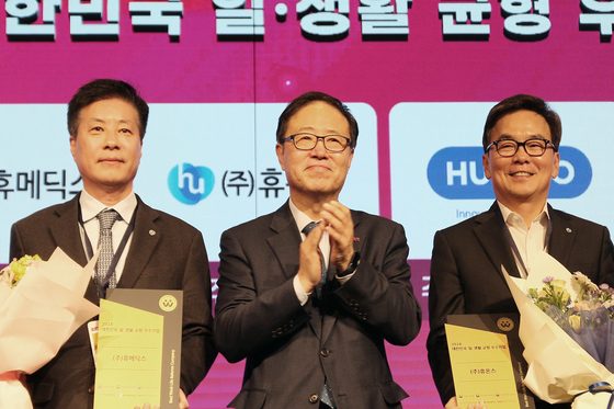 From left; Kim Jin-hwan, CEO of Humedix, Jung Yoon-mo, vice chairman of Korea Federation of SMEs and Song Soo-young, CEO of Huons Global. [HUONS]