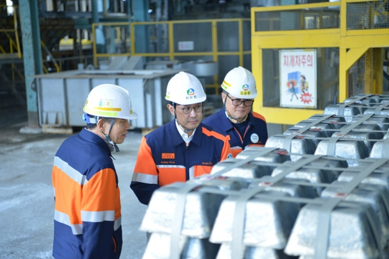Korea Zinc Chairman Choi Yun-beom tours the company's refining facilities in Onsan, Ulsan, in November. [KOREA ZINC] 