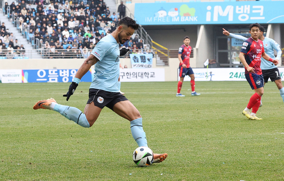 Daegu FC forward Cesinha shoots during a K League 1 match against Gimcheon Sangmu at DGB Daegu Bank Park in Daegu on March 3. [YONHAP] 