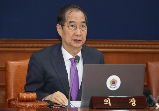 Prime Minister Han Duck-soo speaks during a Cabinet meeting held in central government complex in central Seoul on Oct 10. [NEWS1]
