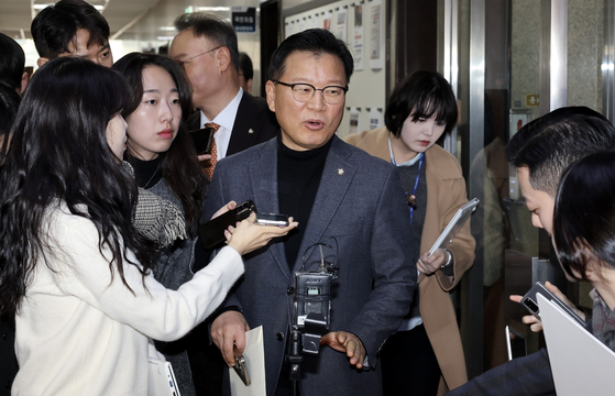 People Power Party lawmaker Lee Yang-soo, appointed as head of a task force set up Monday to normalize the political situation, answers reporters Tuesday morning at the National Assembly in Yeouido, western Seoul. [JOONGANG ILBO]
