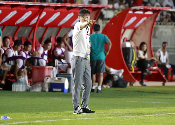 Indonesian national team manager Shin Tae-yong instructs his players during a Mitsubishi Electric Cup match against Myanmar in Yangon, Myanmar on Monday. [EPA/YONHAP] 