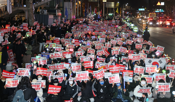 A protest is held on Dec. 9 in Incheon, urging the impeachment of President Yoon Suk Yeol. [YONHAP]