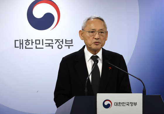 Minister of Culture, Sports and Tourism Yu In-chon gives a public address as the government spokesperson on Dec. 10 at the government complex in central Seoul. [YONHAP]