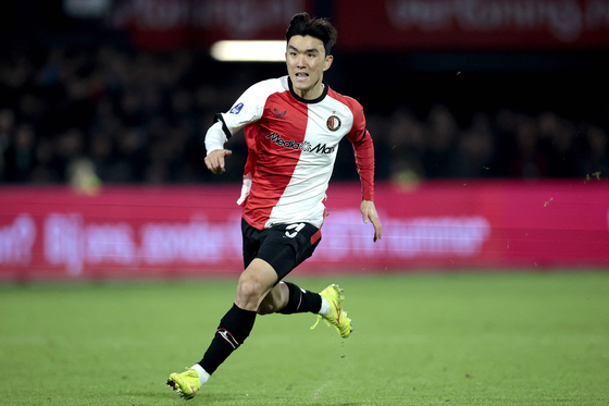 Feyenoord midfielder Hwang In-beom during an Eredivisie match against AZ Alkmaar at Feyenoord Stadium in the Netherlands on Nov. 3. [AFP/YONHAP] 