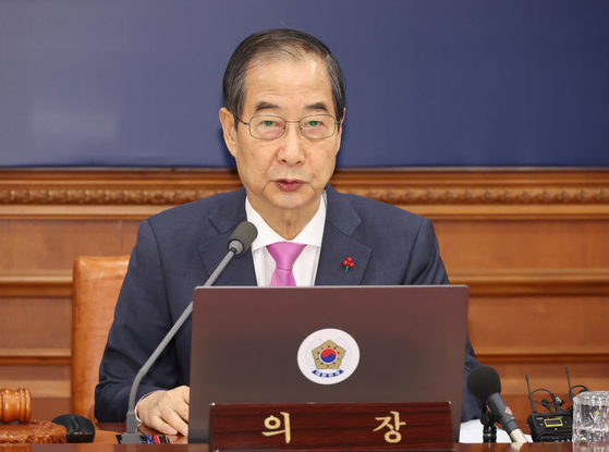 Prime Minister Han Duck-soo speaks during a Cabinet meeting held at the government complex in central Seoul on Tuesday. [YONHAP] 