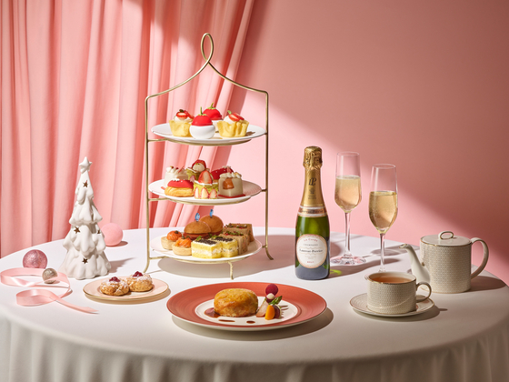 Strarwberry afternoon tea set with champagne at Grand InterContinental Seoul Parnas in Gangnam District, southern Seoul [PARADISE HOTEL]