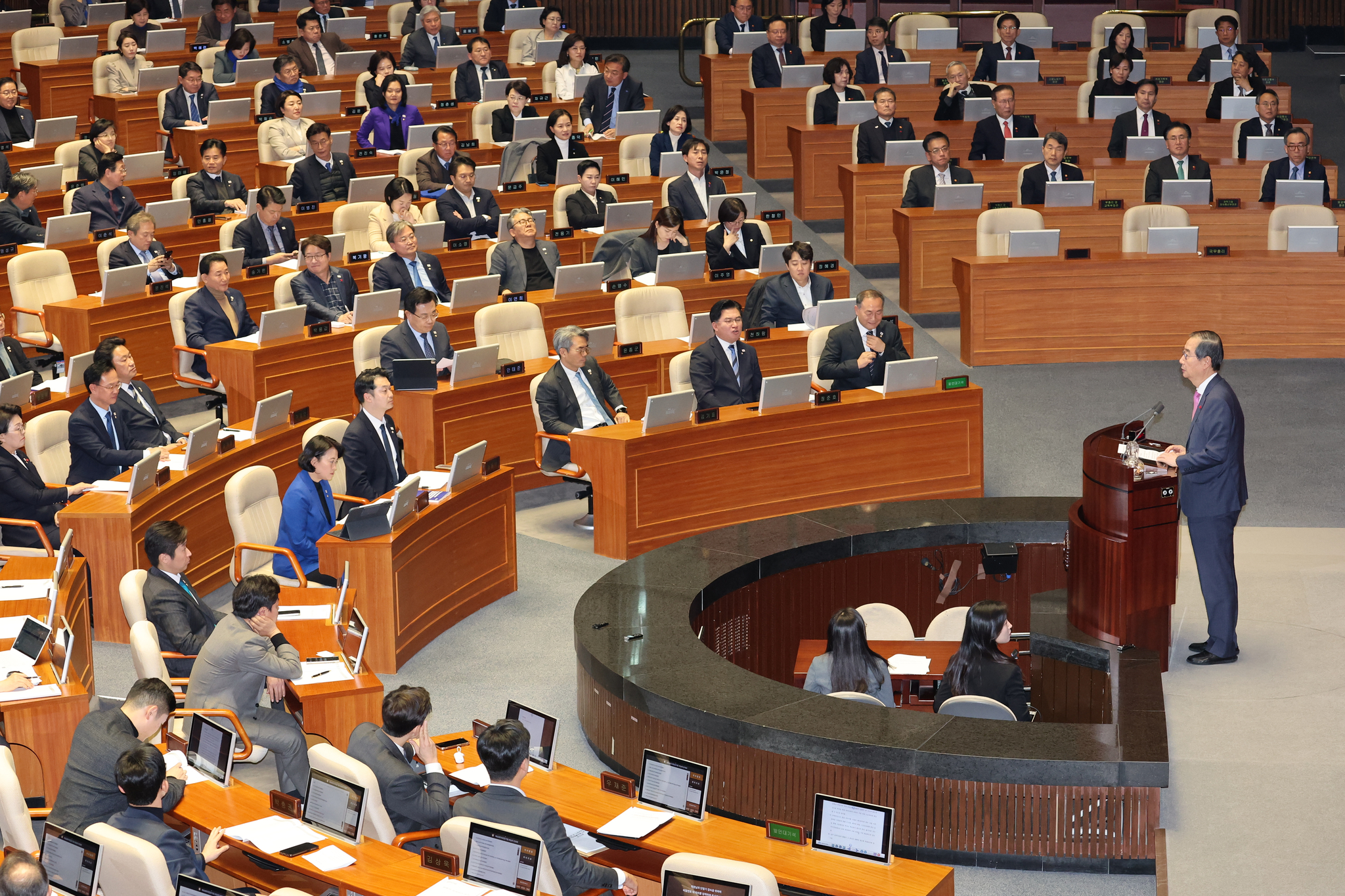 Prime Minister Han Duck-soo delivers remarks on behalf of the government during a plenary session at the National Assembly in Yeouido, western Seoul, on Tuesday. [YONHAP]