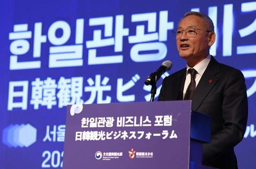 Culture Minister Yu In-chon speaks at a tourism business forum held in Seoul on Monday. [MINISTRY OF CULTURE, SPORTS AND TOURISM]