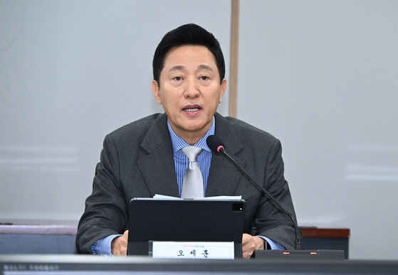 Seoul Mayor Oh Se-hoon speaks during an emergency economic meeting held with travel industry officials at the City Hall in central Seoul on Wednesday. [SEOUL METROPOLITAN GOVERNMENT] 