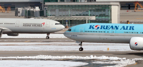 Asiana Airlines and Korean Air planes at Incheon International Airport on Nov. 29 [YONHAP] 