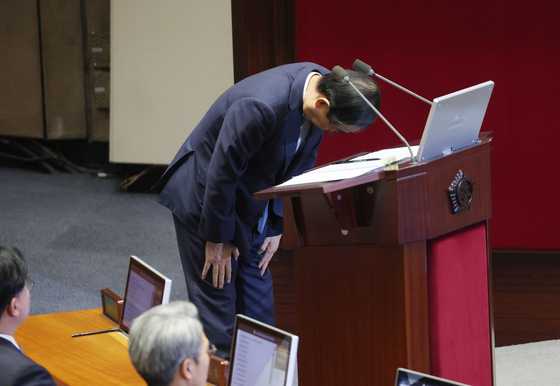 Prime Minister Han Duck-soo bows and apologizes over the controversial martial law declared by President Yoon Suk Yeol on Dec. 3 during a plenary session at the National Assembly on Wednesday. [YONHAP]