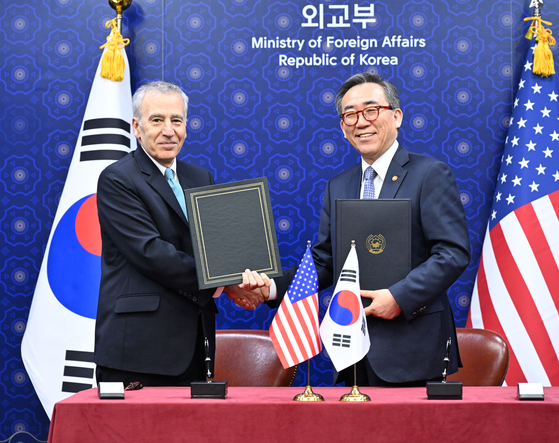 U.S. Ambassador to Korea Philip Goldberg, left, and Korean Foreign Minister Cho Tae-yul [YONHAP]