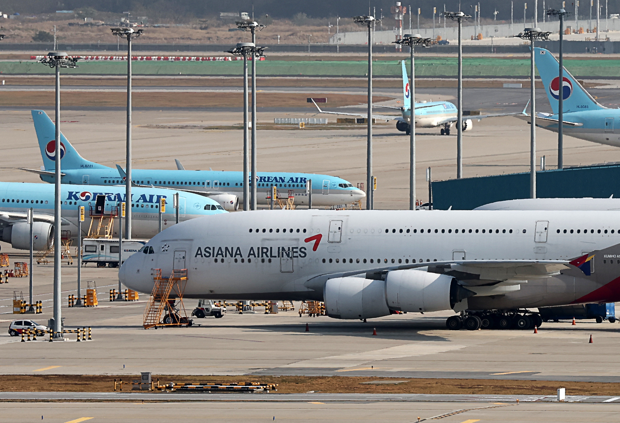 Korean Air and Asiana Airlines planes on the tarmac at Incheon International Airport on Nov. 2, 2023. [YONHAP] 