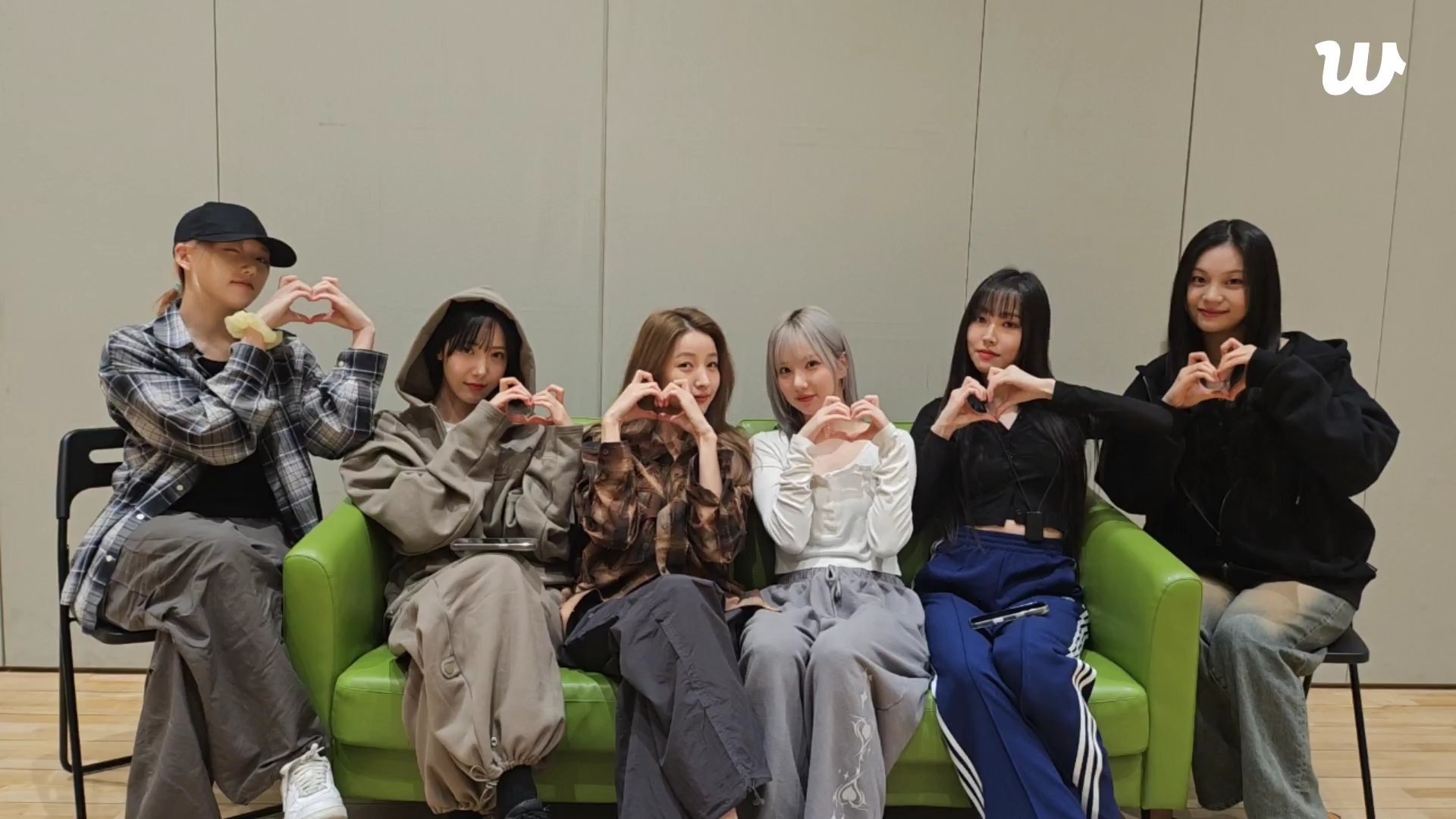 Girl group GFriend on a Weverse livestream on Dec. 10 [WEVERSE, SOURCE MUSIC]