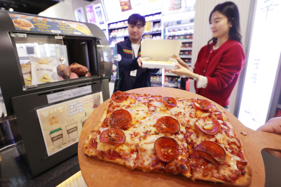 Instant pizza is on sale at a 7-Eleven convenience store in the DunDun Mall in Jung District, central Seoul, on Wednesday. [YONHAP]