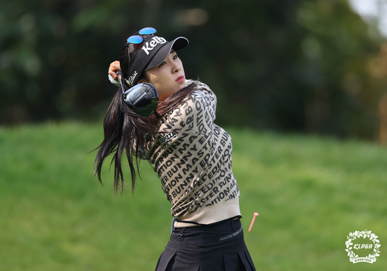 Yoon Ina hits a shot during the Sangsangin-Hankyung TV Open in Icheon, Gyeonggi on Oct. 17. [NEWS1] 