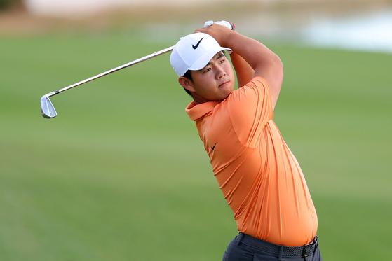 Tom Kim plays a shot on the 18th hole during the first round of the Hero World Challenge 2024 at Albany Golf Course on Dec. 5, in Nassau, Bahamas. [AFP/YONHAP]