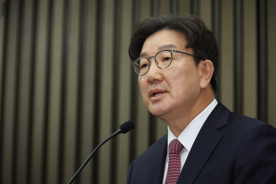 Rep. Kweon Seong-dong addresses lawmakers from the conservative People Power Party at the National Assembly in Yeouido, western Seoul, on Thursday. [YONHAP]