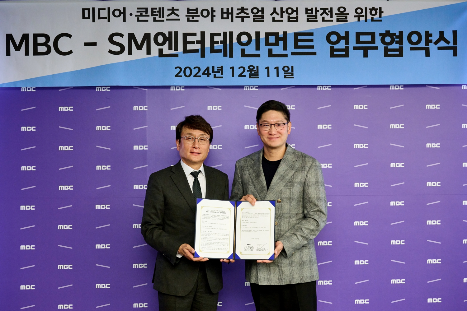 MBC’s CEO Ahn Hyung-Joon, left, and SM Entertainment’s co-CEO Tak Young-jun [SM ENTERTAINMENT]