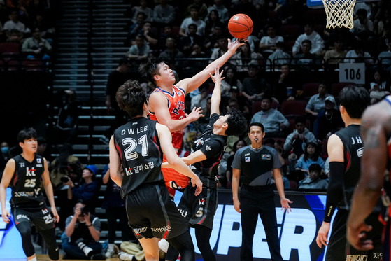 Suwon KT Sonicboom, in black, compete against Taoyuan Pauian Pilots from Taiwan in an East Asia Super League game at Studio City Event Center in Macau on Wednesday. [EASL] 