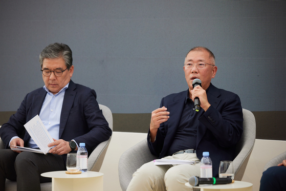 Hyundai Motor Group Executive Chair Euisun Chung, right, speaks during a town hall meeting with some 300 employees at Hyundai Motor Group Innovation Center Singapore on Thursday. [HYUNDAI MOTOR]  