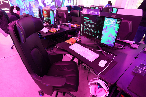 Main game lounge area at the Nexon Supervive ″game lounge″ pop-up in Seongdong District, eastern Seoul [CHO YONG-JUN]