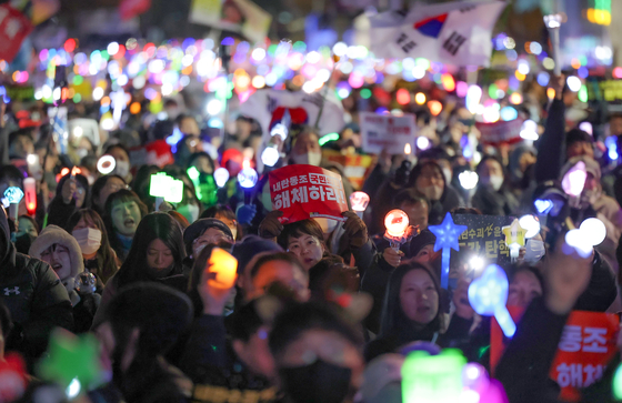 People call for President Yoon Suk Yeol's impeachment during a rally held in front of the National Assembly in Yeongdeungpo District, western Seoul, on Thursday. [YONHAP] 
