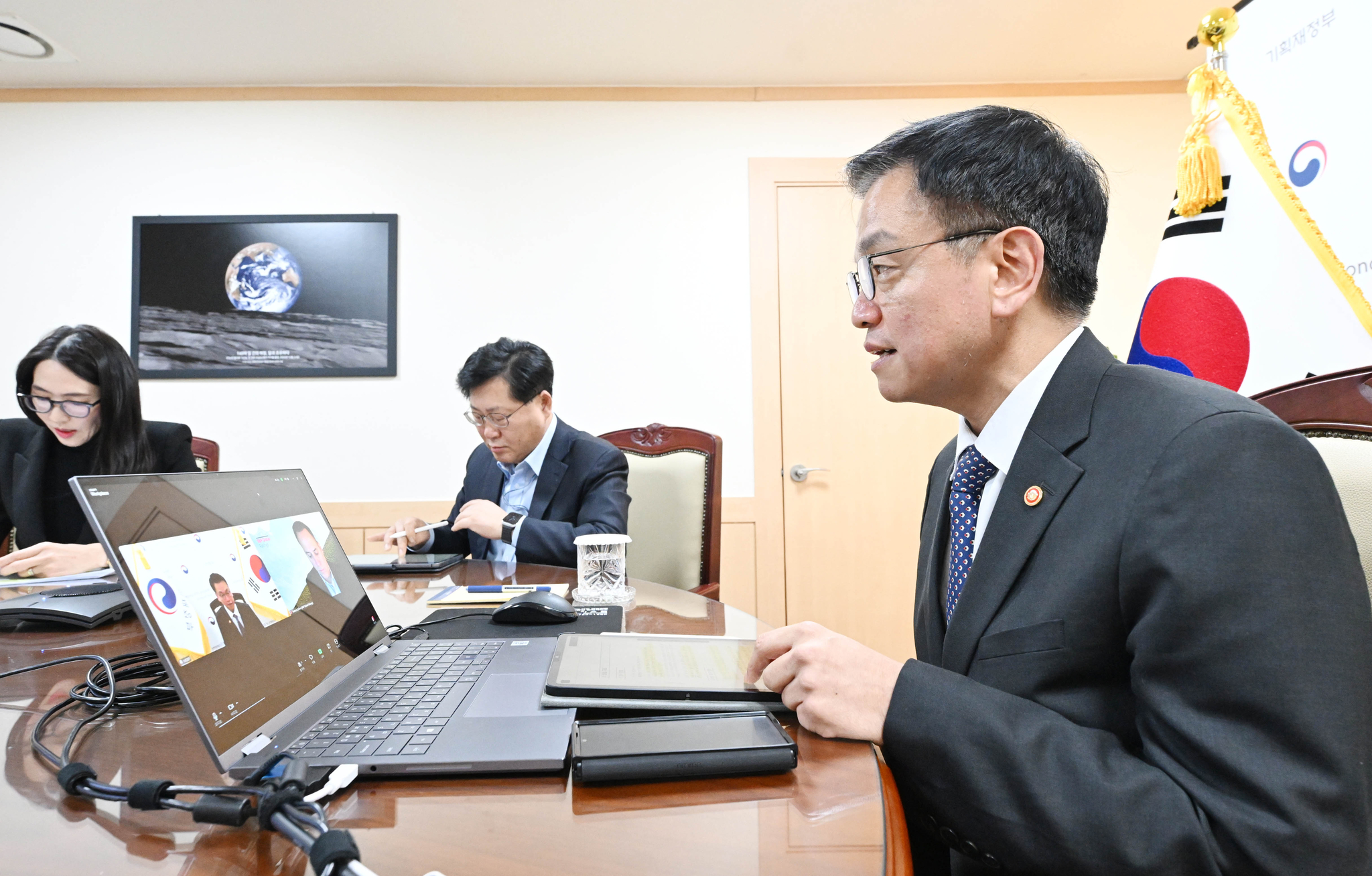 Finance Minister Choi Sang-mok speaks during virtual meetings with global credit appraisers at his office in Seoul on Friday. [MINISTRY OF ECONOMY AND FINANCE]