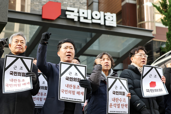 Civic group members urge the People Power Party (PPP) to support President Yoon Suk Yeol's impeachment vote, scheduled for Saturday, during a press conference held in front of the PPP headquarters in Yeouido, western Seoul, on Friday. [NEWS1] 
