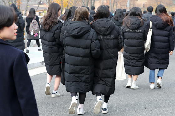 Students wearing long padded jackets participate at a culture event held in Daegu on Nov. 21, 2018. [NEWS1] 