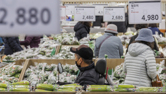 Shoppers purchase groceries at a supermarket in Seoul on Dec. 3. [YONHAP]