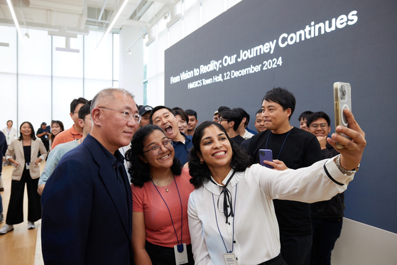 Hyundai Motor Group Executive Chair Euisun Chung, left, takes a selfie with workers at Hyundai Motor Group Innovation Center Singapore on Thursday. [HYUNDAI MOTOR] 